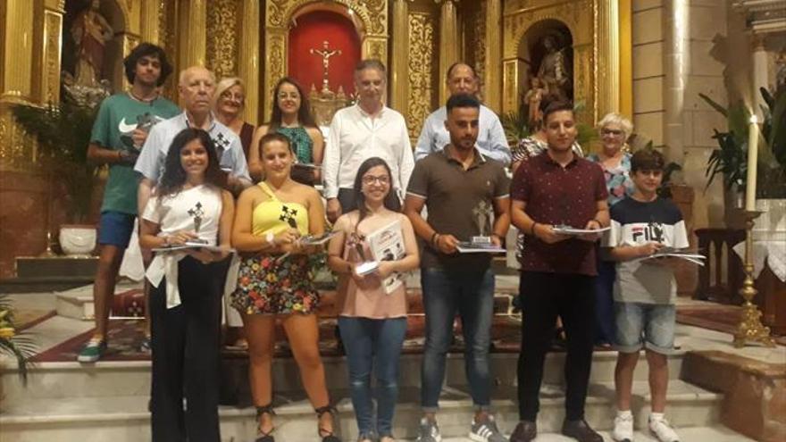 El barrio de Santiago premia a 14 estudiantes por sus notas