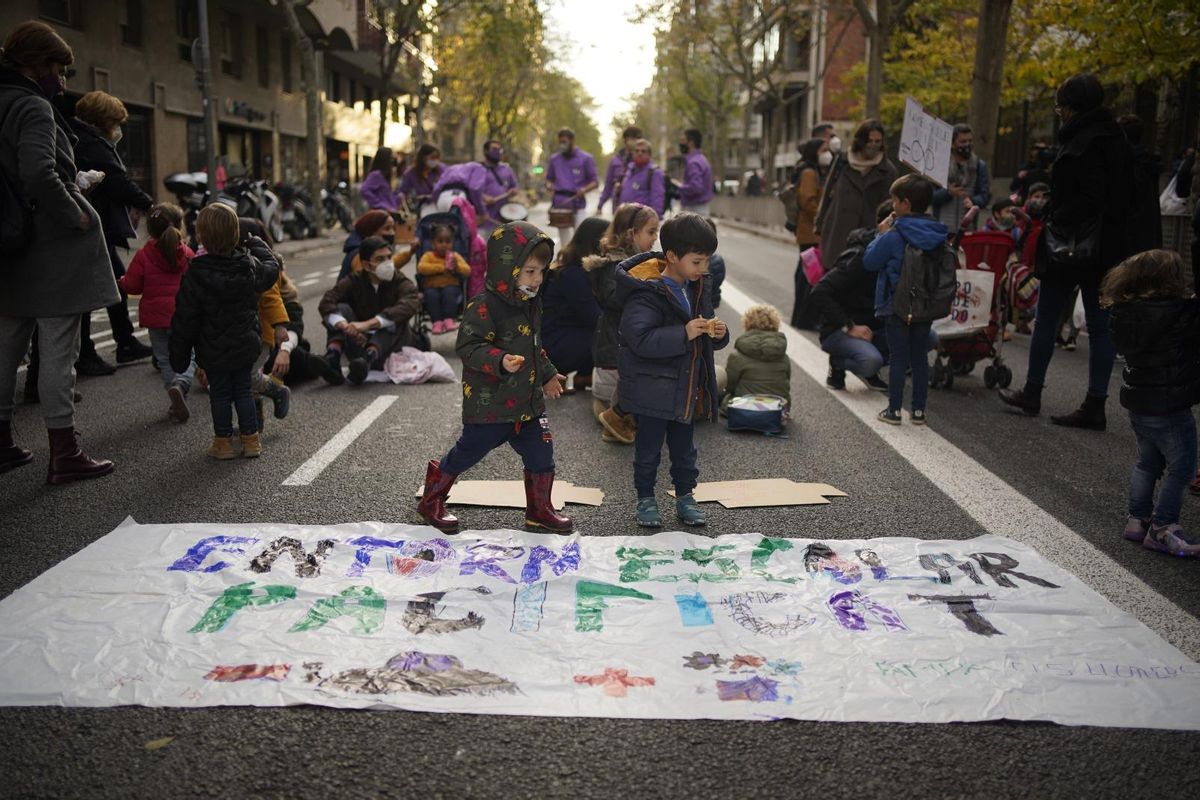 Protesta en Barcelona contra la contaminación en el entorno escolar. Protesta en Barcelona contra la contaminación en el entorno escolar.