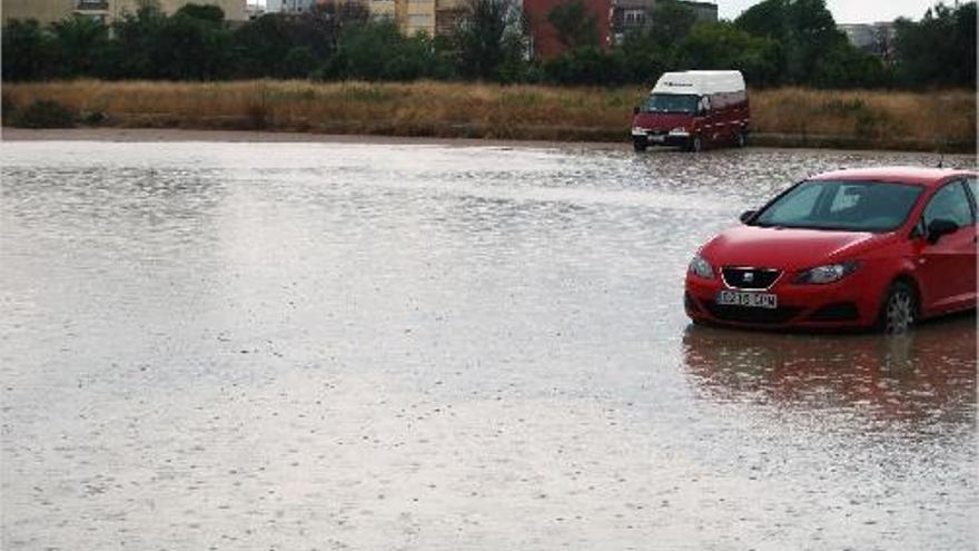 El parking del Camí Fondo de Vinaròs quedó anegado.