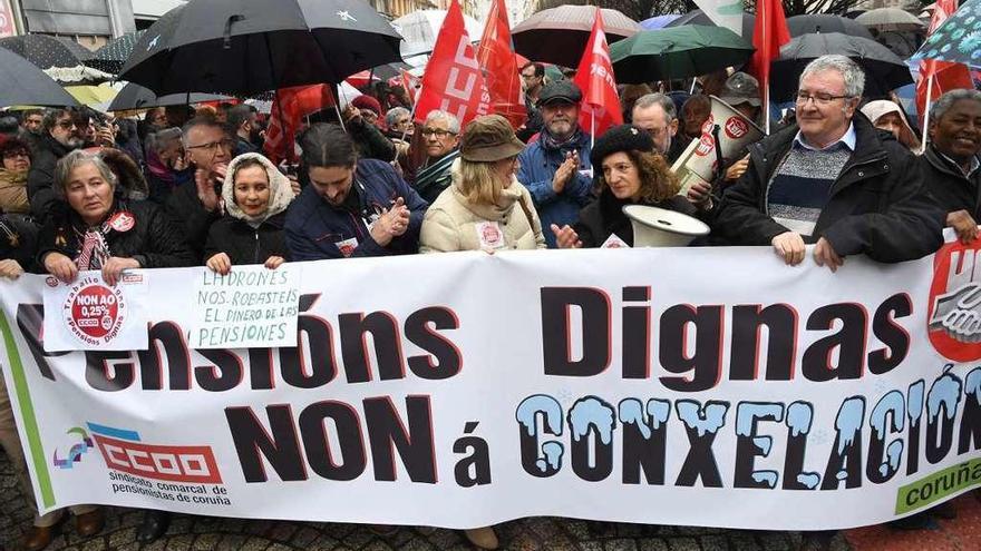 Un momento de la protesta de los pensionistas, ayer, en A Coruña.