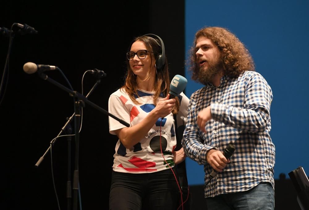 A Radio Conta celebra en el teatro Rosalía su quinta edición, en la que homenajeó a Ángel Gómez Hervada y recaudó fondos para Aspace