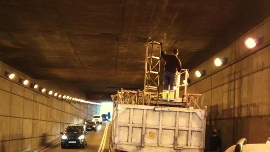 Un camión se queda encastrado en el túnel de Gregorio Espino