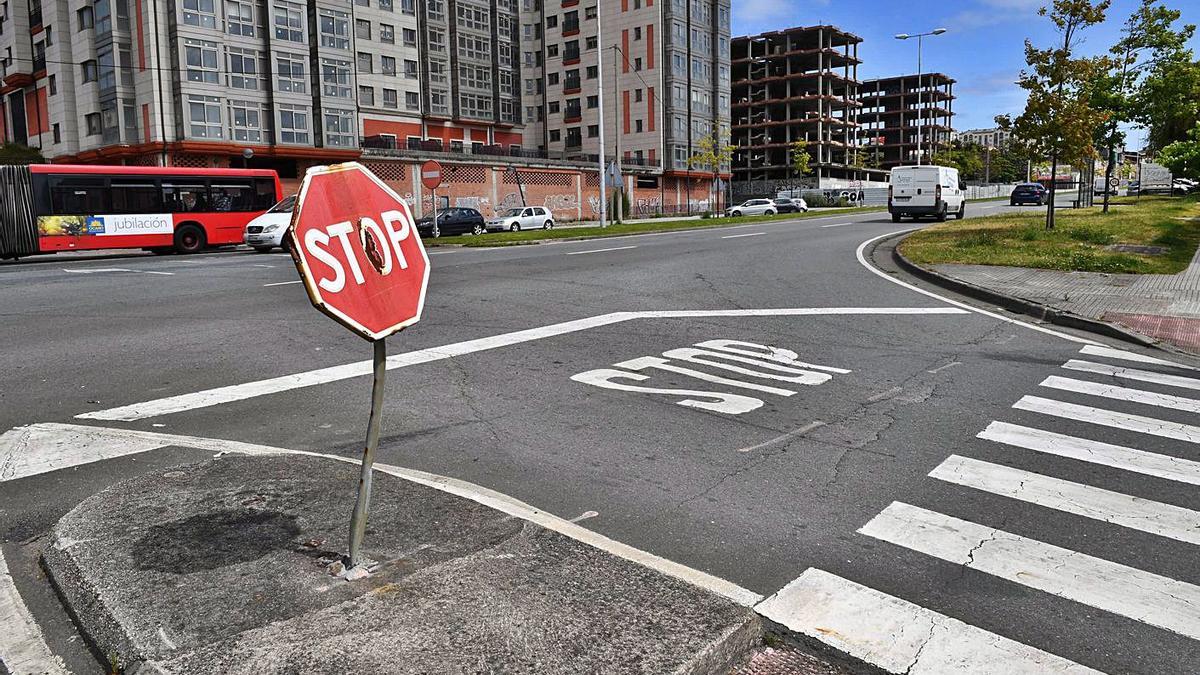 Cruce entre la avenida de Fisterra y la calle Gutenberg, donde se construirá una rotonda.