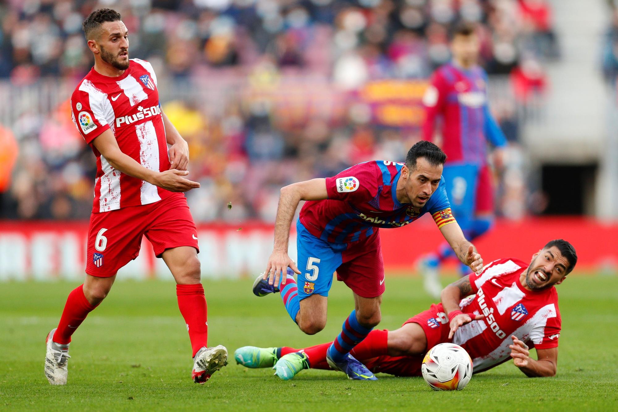 Koke, Busquets y Suárez durante el último partido entre el FC Barcelona y el Atlético de Madrid.