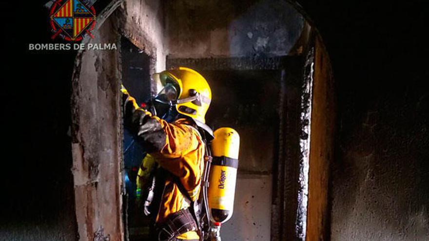 Einsatz der Feuerwehr beim Wohnungsbrand in Son Gotleu