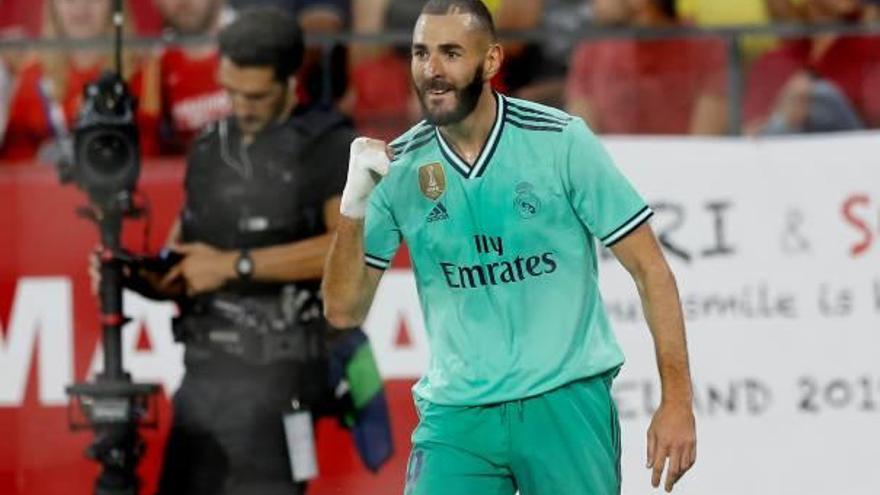 Benzema celebra el gol de la victoria del Real Madrid en el Sánchez Pizjuán frente al Sevilla.