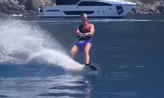 Joaquín Prat disfruta del 'wakeboard' en Formentera durante sus vacaciones