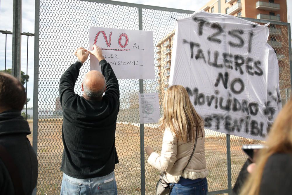 Manifestación vecinal en contra de los talleres de la T2 en Quatre Carreres