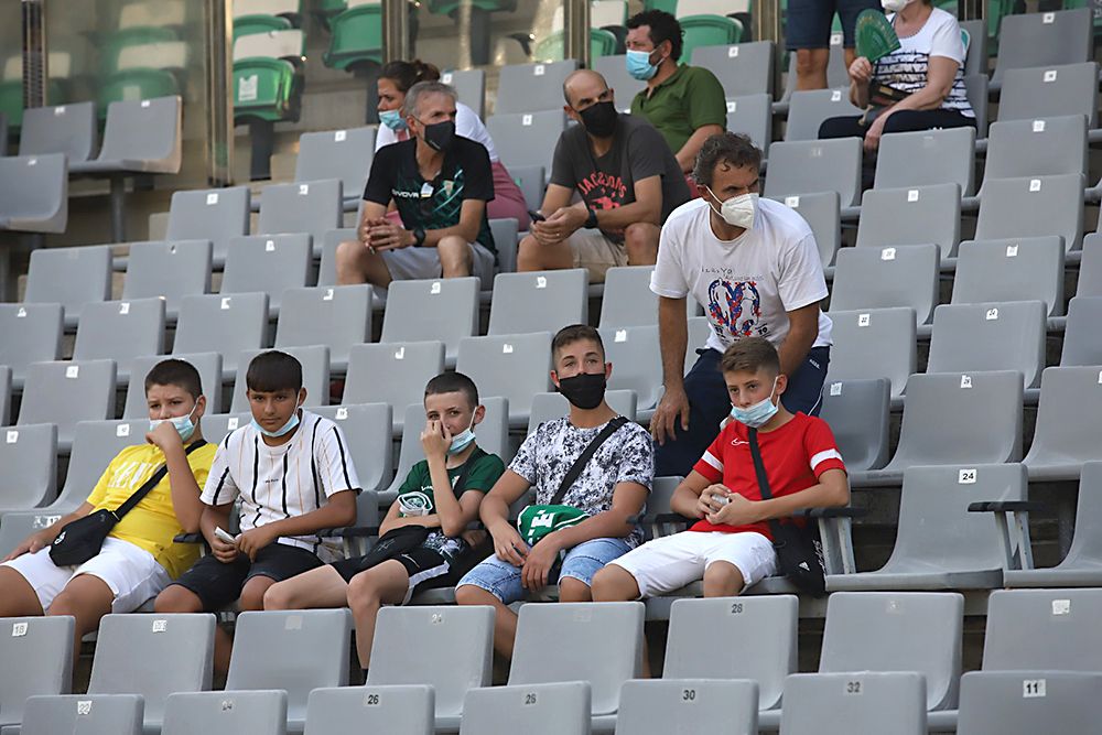 Aficionados asistentes al encuentro Córdoba CF-Cádiz B