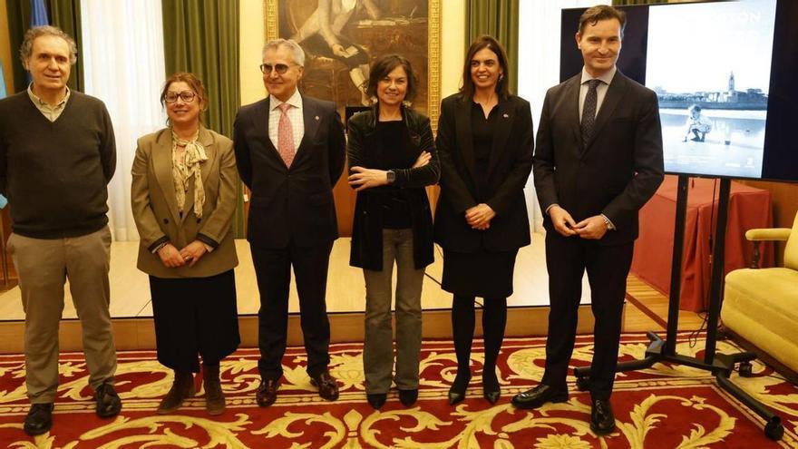 Por la izquierda, Juaco López, Carmen Eva Pérez, Carlos Siñeriz, Montserrat López Moro, María Mitre y Jorge González-Palacios, ayer, en la salón de recepciones del Ayuntamiento de Gijón.