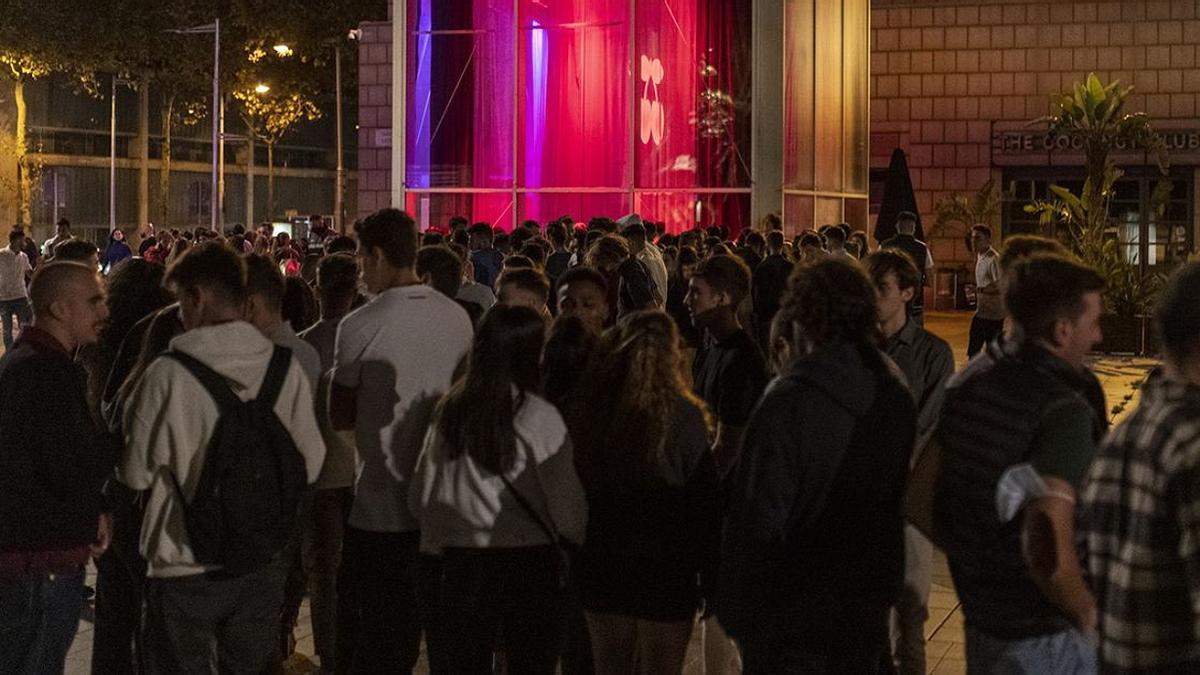 Jóvenes frente a un local de ocio nocturno.