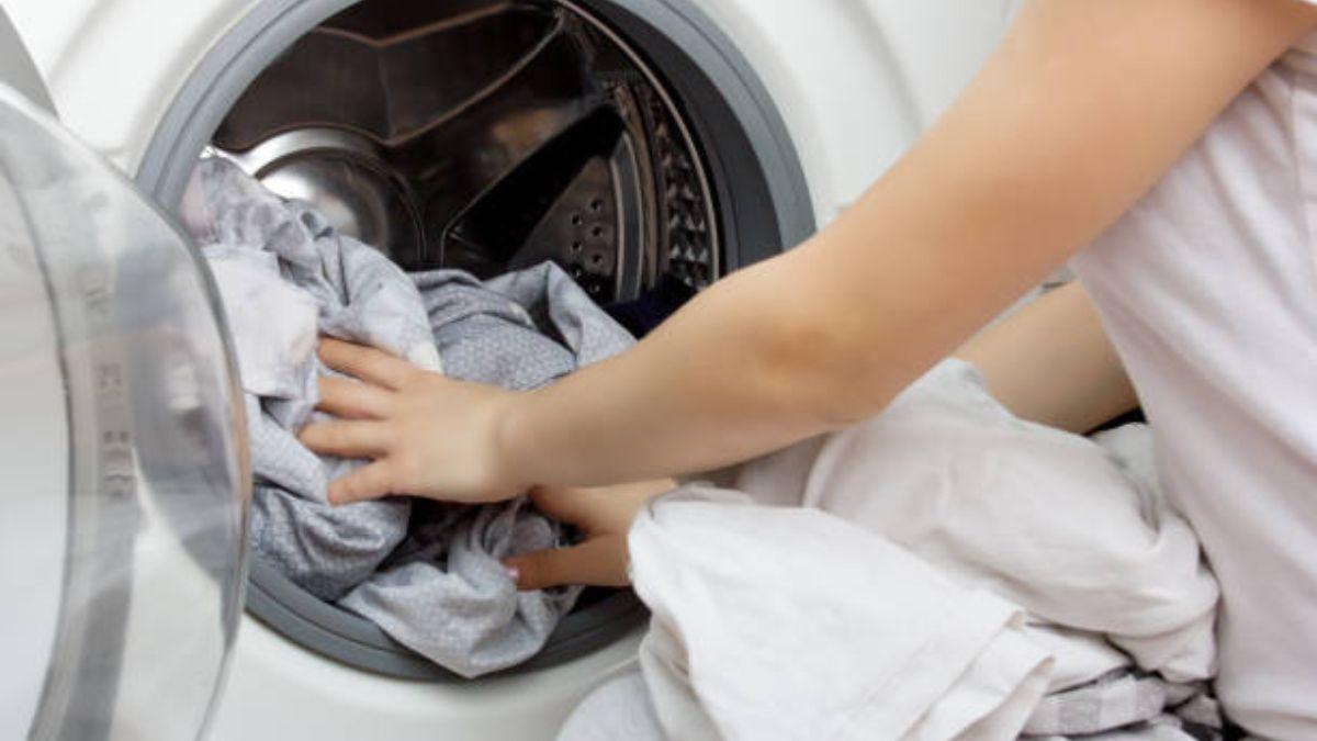 Lo que debes tener en cuenta al meter la ropa en la lavadora