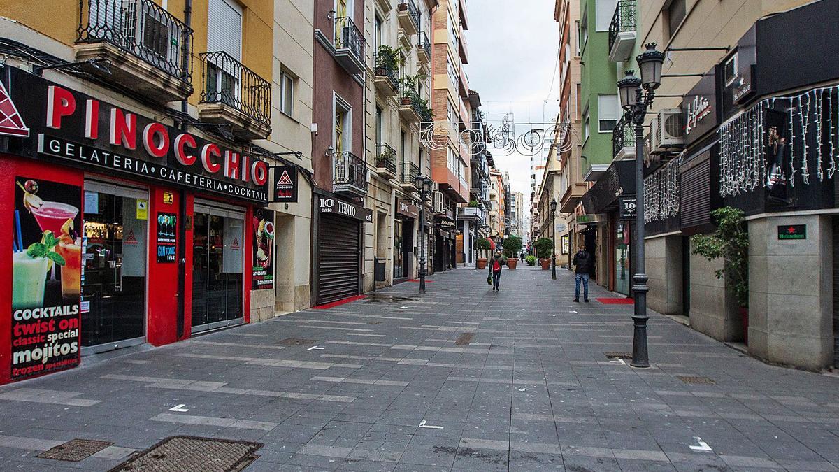 Con las nuevas restricciones los bares y restaurantes cierran a las cinco de la tarde.