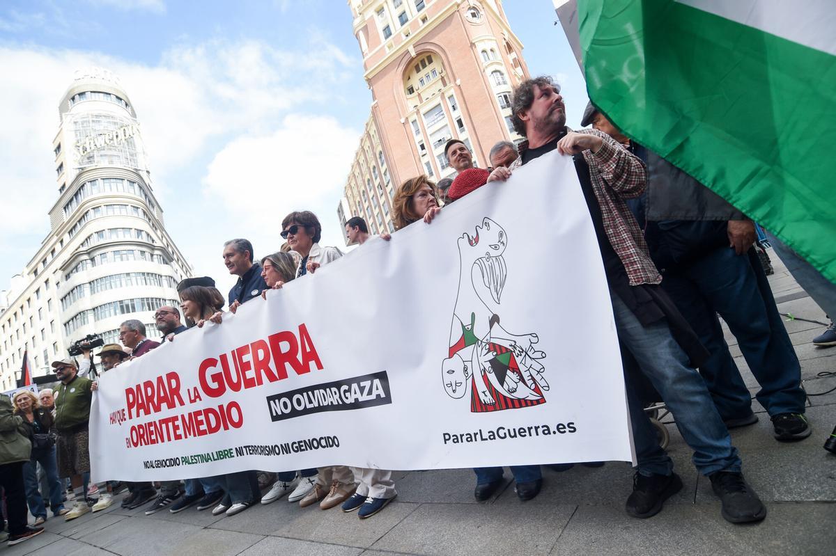 Varias personas se manifiestan durante la concentración ‘Hay que parar la guerra en Oriente Medio’, en la plaza de Callao, a 25 de abril de 2026, en Madrid (España). La plataforma, que nació en 2023, reclama no solo el cese inmediato de los bombardeos y un alto el fuego definitivo, sino también el fin del genocidio en Palestina, el cese de los ataques en Líbano y el reconocimiento efectivo de los derechos del pueblo palestino conforme a la legalidad internacional. 25 ABRIL 2026 Gustavo Valiente / Europa Press 25/04/2026. Gustavo Valiente;