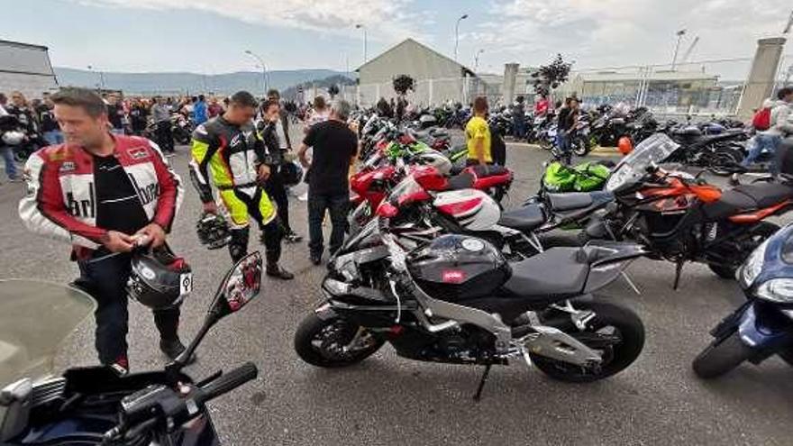 Las motos en el recinto y público en los puestos de venta. // S.A.