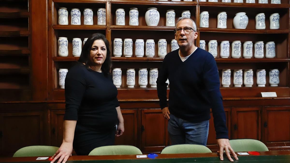 Pasado y presente: María Ángeles Risalde y Carlos Márquez, dos generaciones de profesores que conviven y se adaptan a la Universidad.