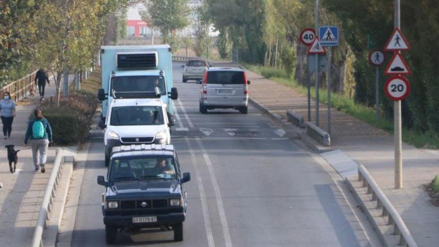 Alguns vehicles a la ronda sud de Figueres |