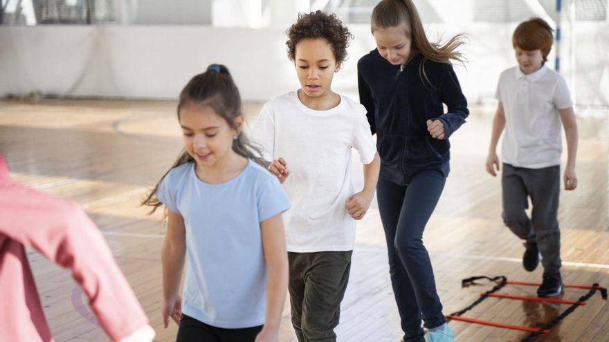 Un grupo de niños haciendo ejercicio.