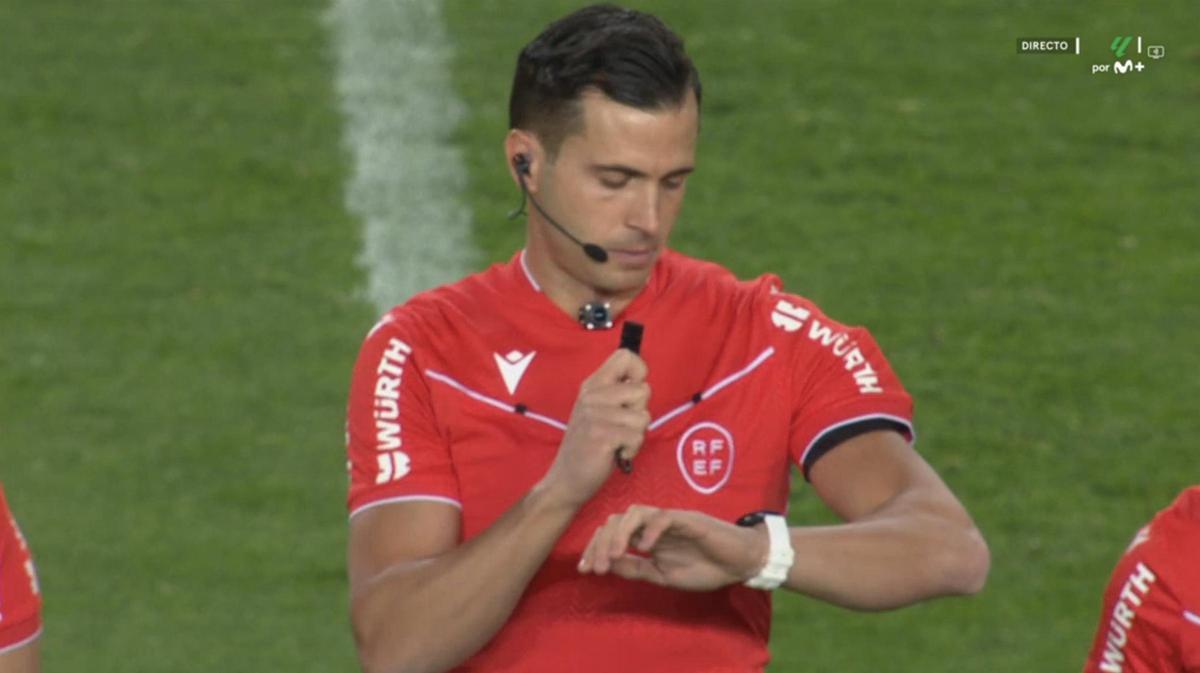 José Luis Guzmán Mansilla, con la 'RefCam' en el Valencia - Alavés de LaLiga