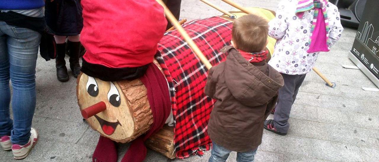 El 'caga tió' en las calles de Santa Coloma de Gramenet.