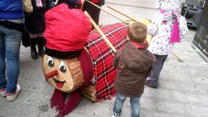 El ’caga tió’ en las calles de Santa Coloma de Gramenet.