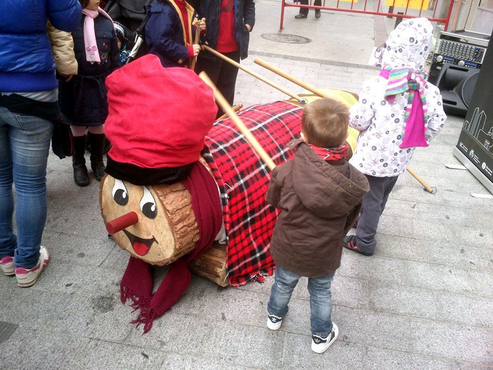 El 'caga tió' en las calles de Santa Coloma de Gramenet.