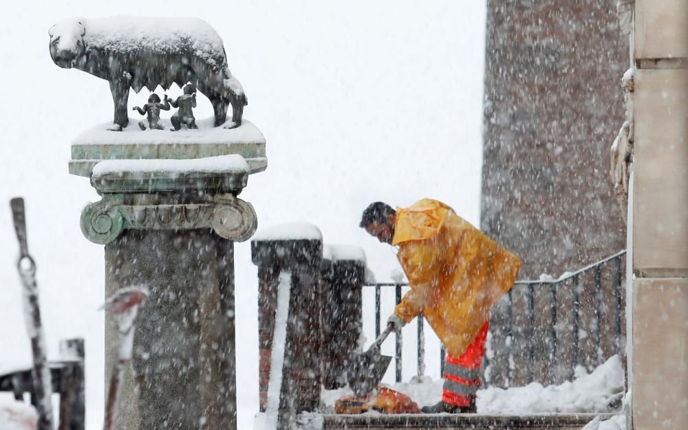 La neu deia imatges de postal a la ciutat de Roma