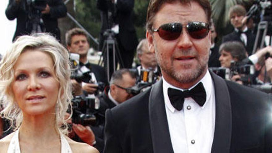 El actor australiano Russel Crowe y su esposa Denielle Spencer