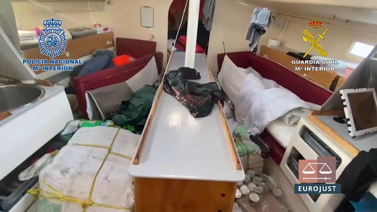 Interior del velero interceptado con 740 kilos de cocaína.
