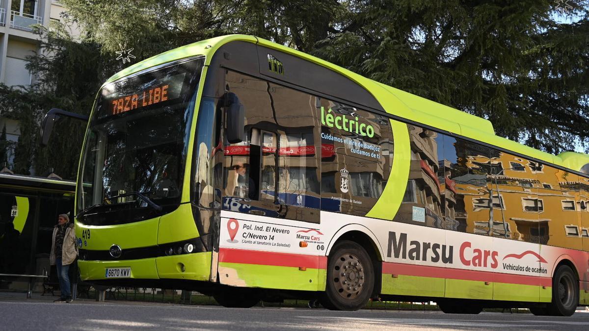 Un autobús urbano en la la plaza de la Libertad de Badajoz.