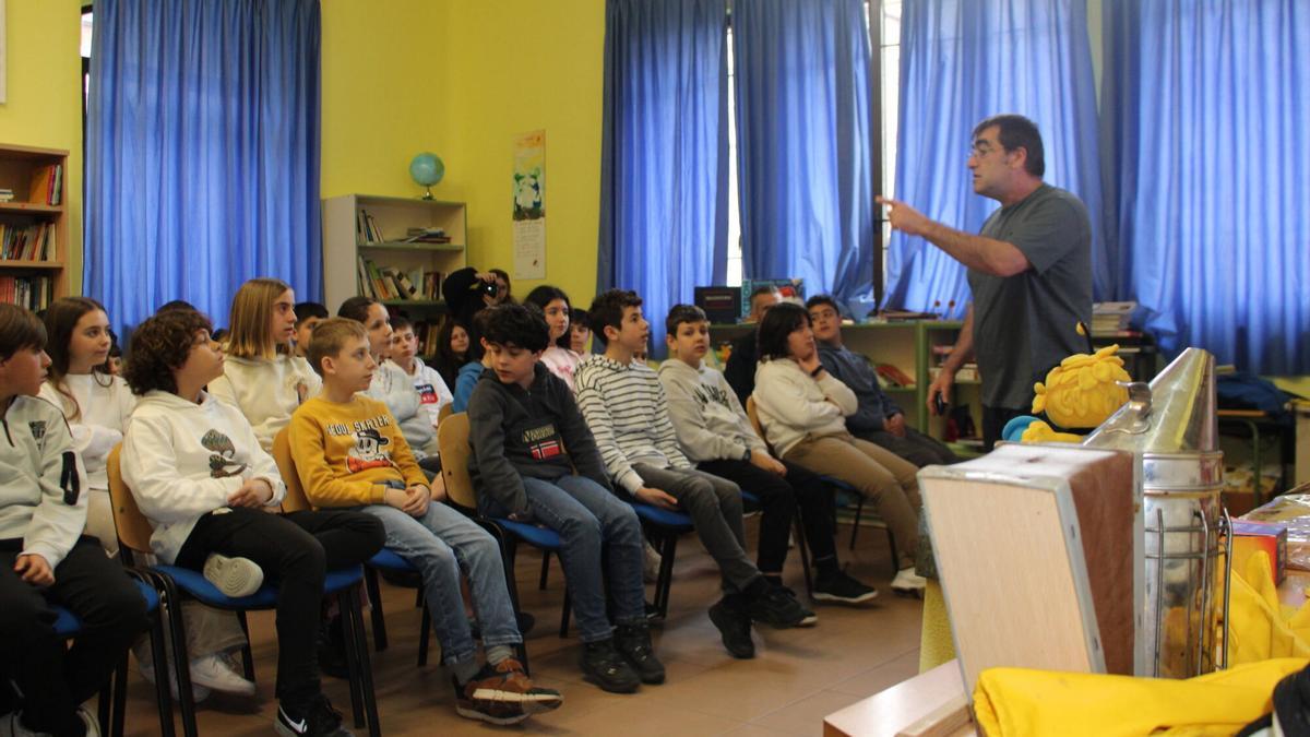 Los alumnos atienden a la charla en la biblioteca del Liceo Mierense.