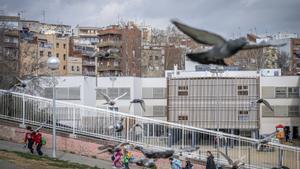 Exterior de un centro educativo, este marzo en Barcelona.