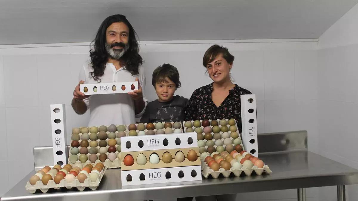 Toni Martínez, con su mujer y su hijo, en su negocio familiar de Callús, en una imagen de archivo
