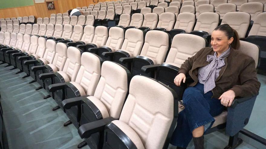 Begoña Blanco en el patio de butacas del auditorio.