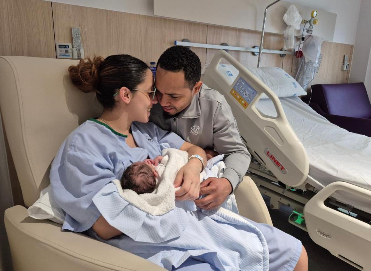 San Valentín en el 12 de Octubre: una pareja celebra su primer 14-F con su bebé mientras Madrid refuerza las ayudas a la natalidad.