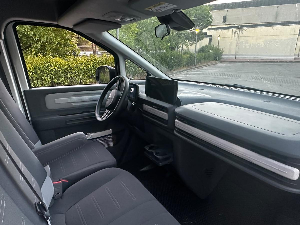 En el interior, la eDeliver 5 ofrece un entorno de trabajo funcional y cómodo para tres ocupantes