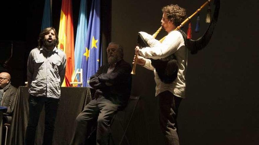 Flavio Rodríguez Benito, a la gaita, y Odón García, cantando, en presencia de Milio el del Nido, en un momento de la gala.
