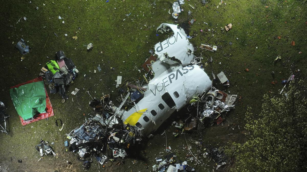 Los escombros en el lugar donde se estrelló un avión con 62 personas a bordo, en Vinhedo, estado de Sao Paulo, Brasil.