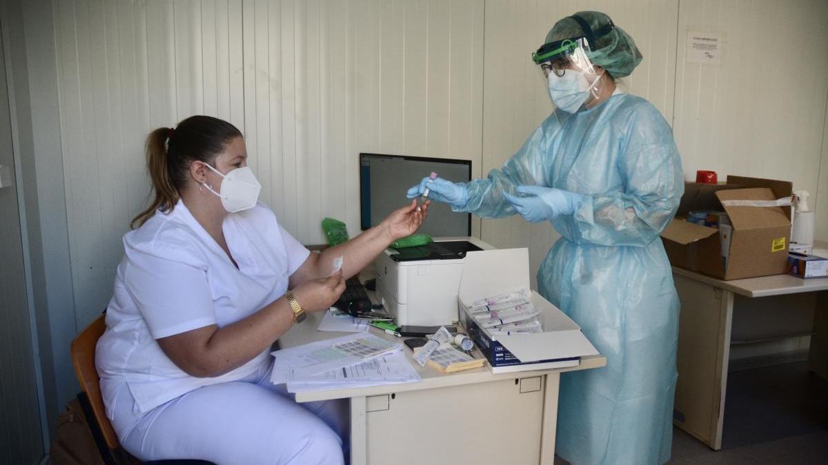 Set en el Hospital Provincial de Pontevedra para realizar pruebas de coronavirus. / Rafa Vázquez