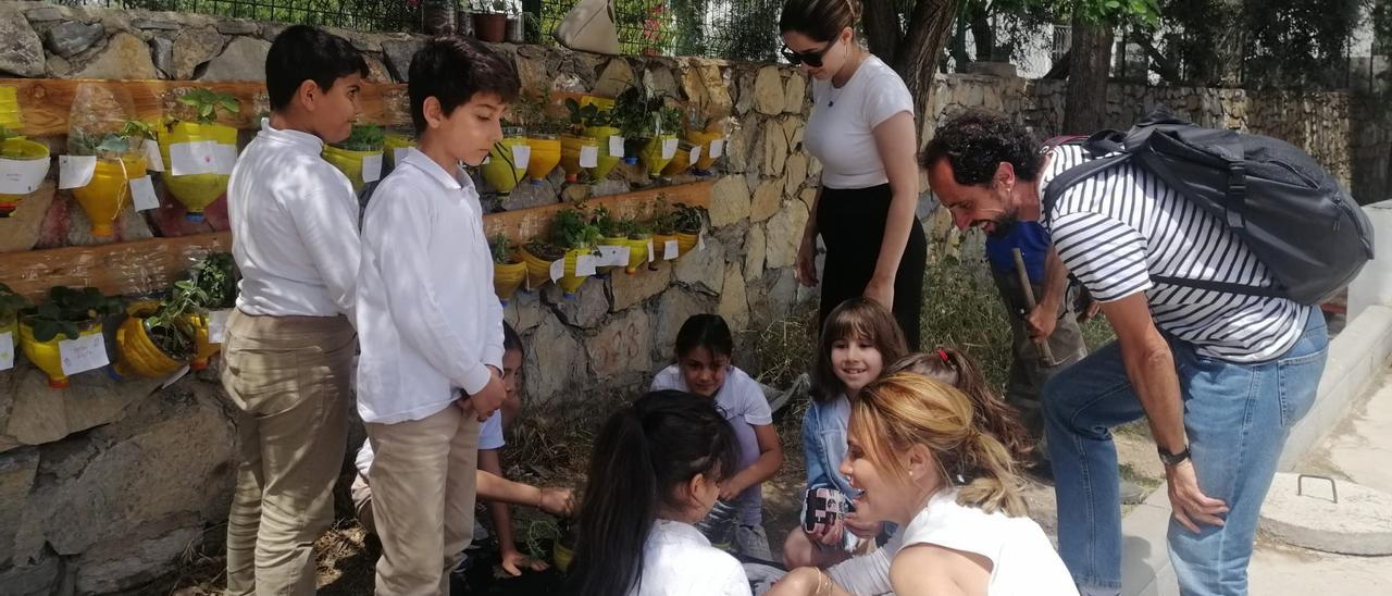Los docentes del CRA Sayago conocen el huerto que cultivan los alumnos turcos
