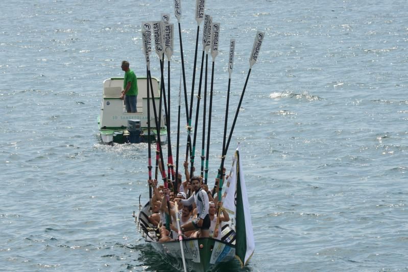 La tripulación de Samertolaméu Oversea celebra el domingo su triunfo en casa. 