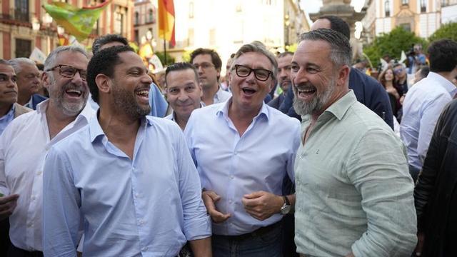 Santiago Abascal, líder de Vox, al costat d’Ignacio Garriga (esquerra) i el candidat de Vox a la Junta, Manuel Gavira (al mig), a Sevilla. | JOAQUÍN CORCHERO / EUROPA PRESS