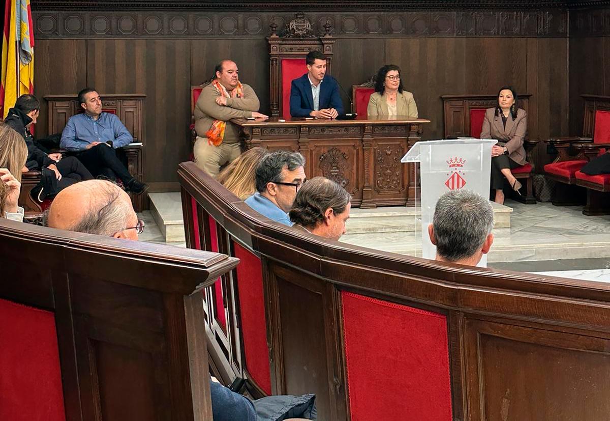Momentos de la reunión en el ayuntamiento.