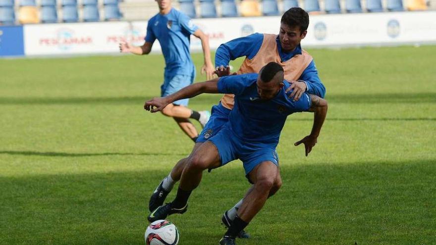 Pedro García y Kevin Presa pugnan por un balón durante un entrenamiento celebrado en Pasarón. // Rafa Vázquez
