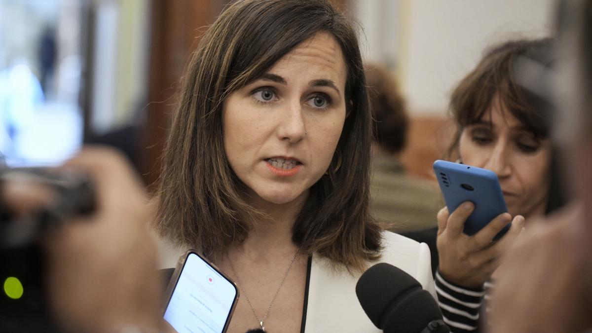 Archivo - La secretaria general de Podemos, Ione Belarra, ofrece declaraciones a los medios tras una sesión de control al Gobierno, en el Congreso de los Diputados, a 16 de octubre de 2024, en Madrid (España).