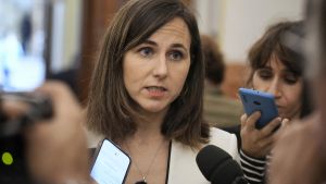 Archivo - La secretaria general de Podemos, Ione Belarra, ofrece declaraciones a los medios tras una sesión de control al Gobierno, en el Congreso de los Diputados, a 16 de octubre de 2024, en Madrid (España).
