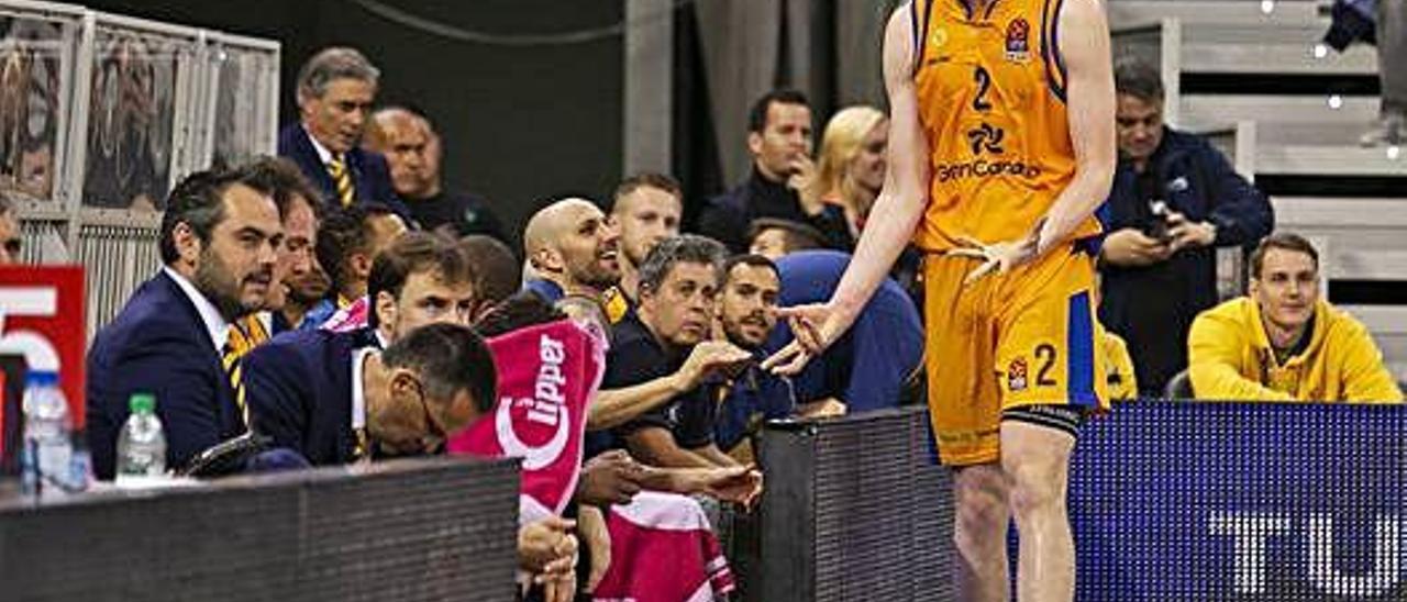 Olek Balcerowski, con la lengua fuera, celebra una canasta durante el encuentro ante el Darussafaka.