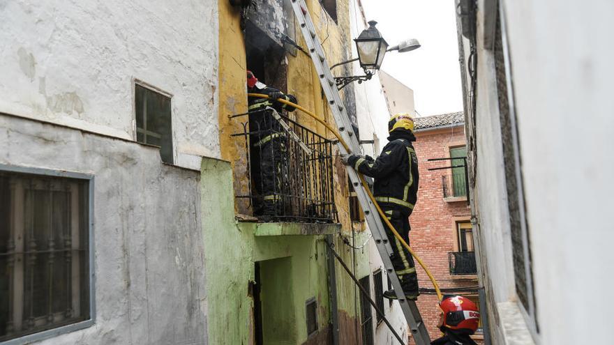 El fuego arrasa una casa deshabitada en pleno casco histórico de Segorbe