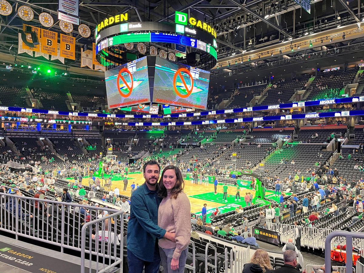 Tamara y su marido, Rodrigo, en un partido de la NBA viendo a los Celtics.