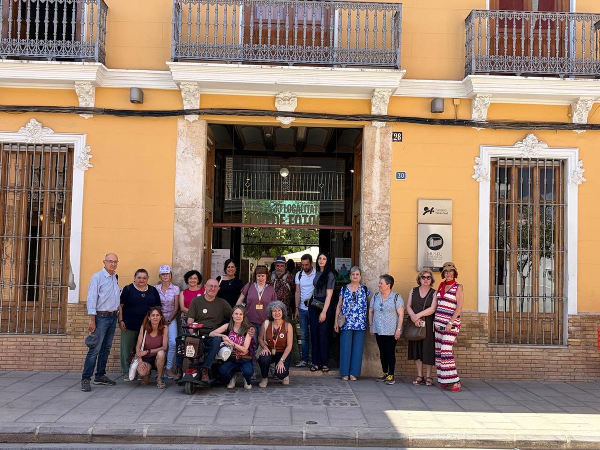 Los vistantes en el Museu de l'Horta Sud.